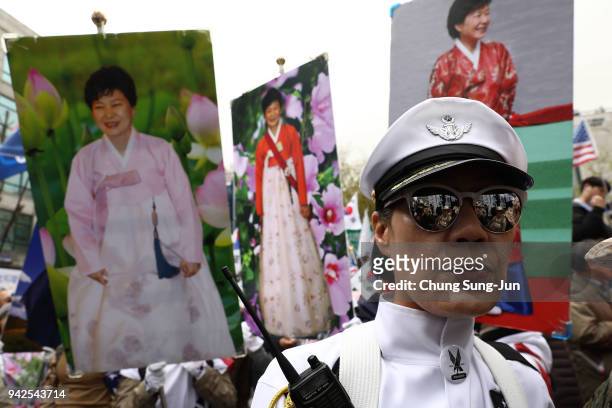 Supporters of former president Park Geun-hye participate in a rally in front of the Seoul Central District Court on April 6, 2018 in Seoul, South...