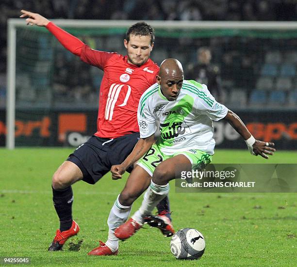 Lille's midfielder Yohan Cabaye vies with Saint-Etienne's midfielder Fernandes Gelson during the French L1 football match Lille vs Bordeaux on...