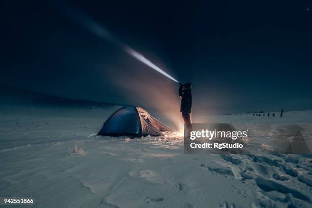 camper camping verlichting met een batterij-lamp - extreme sports stockfoto's en -beelden