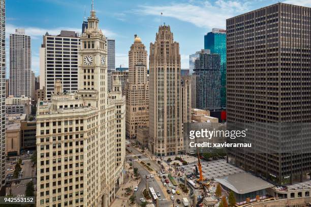 空から見たシカゴのダウ��ンタウンの - トリビューンタワー ストックフォトと画像