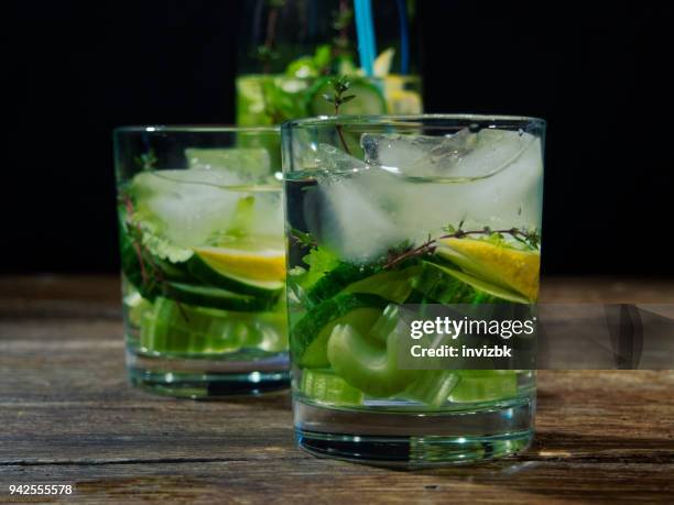 acqua aromatizzata con cetriolo, sedano, limone e timo - alcohol detox foto e immagini stock