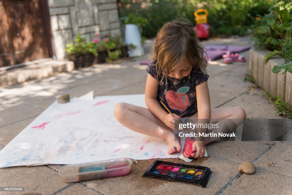 Sofia-Novakova-2017-08-15-Girl_Painting_Feet, Propertyrelease-2017-08-15-Girl-painting