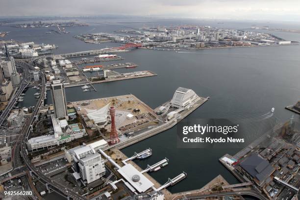 File photo taken from a Kyodo News helicopter on Jan. 4 shows Kobe port in western Japan. ==Kyodo