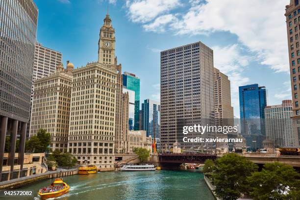 puente dusable, chicago - tribune tower fotografías e imágenes de stock