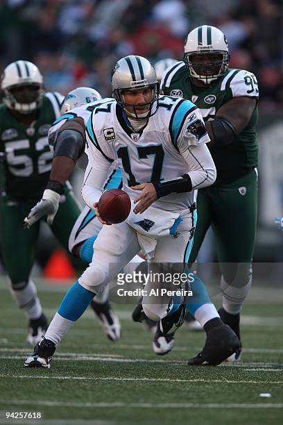 Quarterback Jake Delhomme of the Carolina Panthers turns to hand off the ball against the New York Jets at Giants Stadium on November 29, 2009 in...