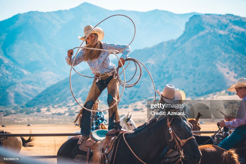 Cowgirl in pizzo nell'arena del Rodeo
