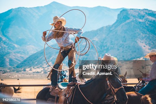 Cowgirl in pizzo nell'arena del Rodeo Cowgirl in pizzo nell'arena del Rodeo
