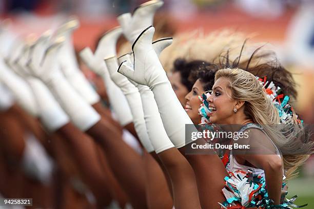 Cheer Kick Cheerleader High Kick Photos and Premium High Res Pictures - Getty Images