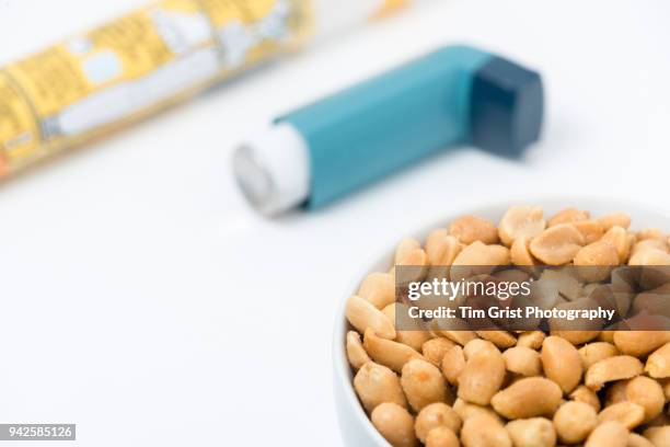 salted peanuts and allergy medication - amendoim noz - fotografias e filmes do acervo