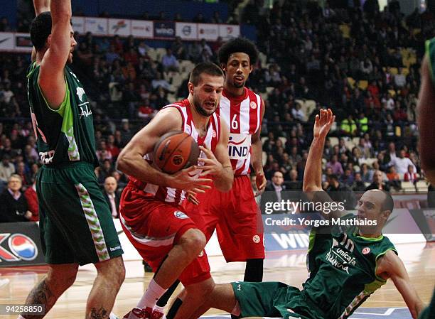 Linas Kleiza, #11 of Olympiacos Piraeus in action during the Euroleague Basketball Regular Season 2009-2010 Game Day 7 between Olympiacos Piraeus vs...