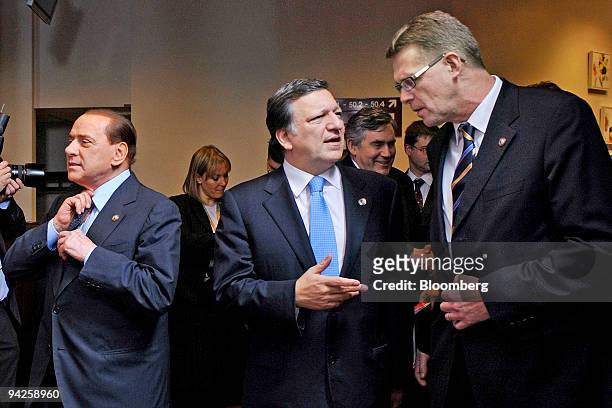 Jose Manuel Barroso, president of the European Commission, center, speaks with Matti Vanhanen, prime minister of Finland, right, as Silvio...