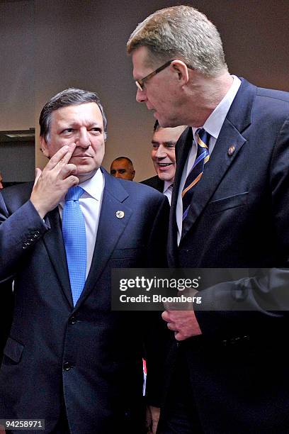 Jose Manuel Barroso, president of the European Commission, left, speaks with Matti Vanhanen, prime minister of Finland, before a European Union...