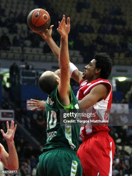 Josh Childress, #6 of Olympiacos Piraeus in action during the Euroleague Basketball Regular Season 2009-2010 Game Day 7 between Olympiacos Piraeus vs...