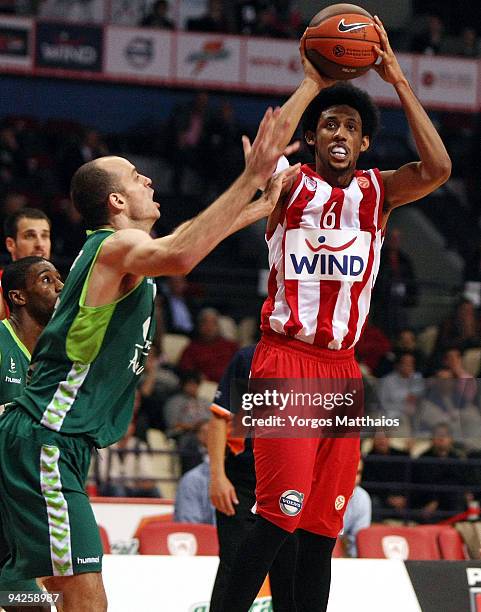 Josh Childress, #6 of Olympiacos Piraeus in action during the Euroleague Basketball Regular Season 2009-2010 Game Day 7 between Olympiacos Piraeus vs...