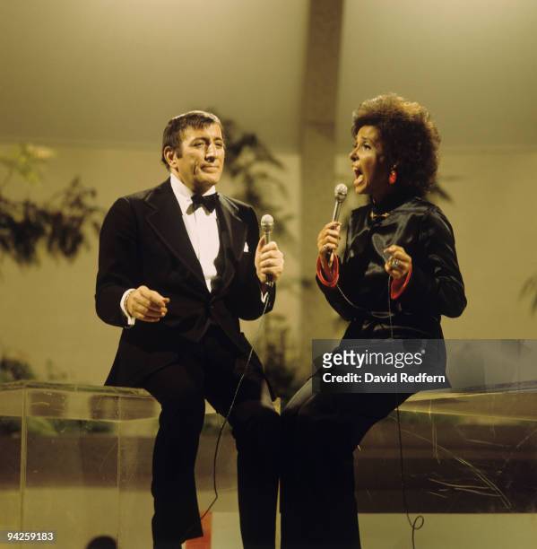 American singers Tony Bennett and Lena Horne perform on a television show in the 1970's.