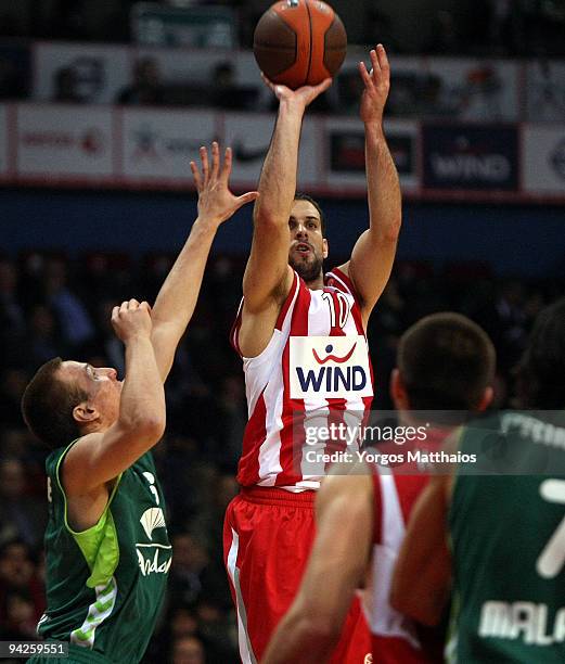 Yotam Halperin, #10 of Olympiacos Piraeus in action during the Euroleague Basketball Regular Season 2009-2010 Game Day 7 between Olympiacos Piraeus...