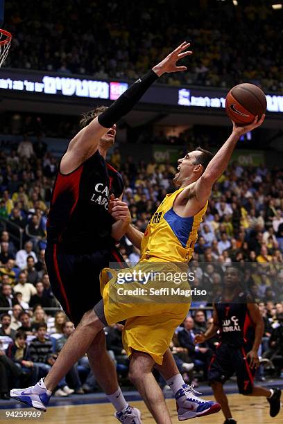 Chuck Eidson, #13 of Maccabi Electra Tel Aviv in action during the Euroleague Basketball Regular Season 2009-2010 Game Day 7 between Maccabi Electra...