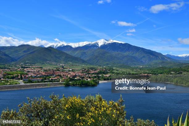 the village of vinça, its lake, canigou mountain - languedoc rosellón fotografías e imágenes de stock