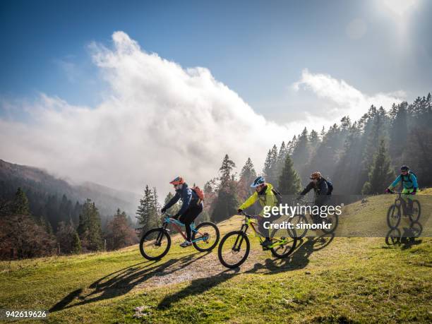 fietsers rijden mountainbikes - mountainbiken fietsen stockfoto's en -beelden