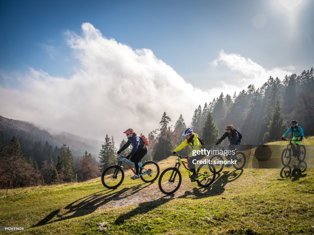 Motoqueiros andando de bicicleta de montanha