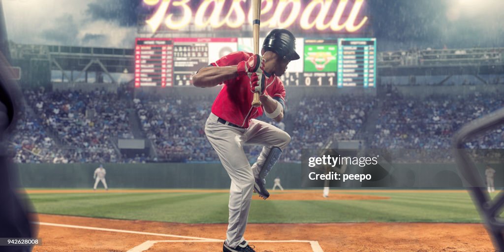Giocatore di baseball che sta per colpire palla durante la partita di baseball