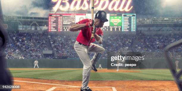 honkballer ongeveer stakingsrecht bal tijdens baseball game - baseball game stadium stockfoto's en -beelden