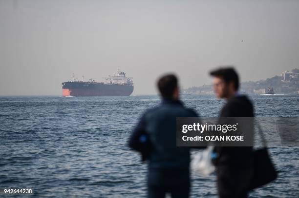 The Dilong Spirit crude oil tanker crosses the Bosphorus River on April 6, 2018 in the Besiktas district in Istanbul. / AFP PHOTO / OZAN KOSE