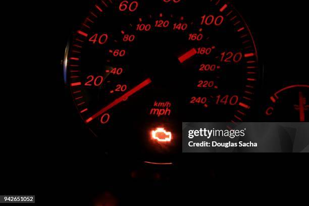 illuminated check engine light displayed on a vehicle dashboard - moteur photos et images de collection