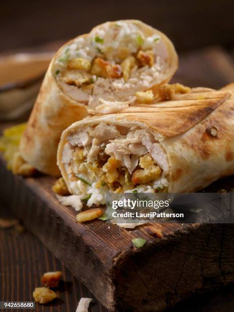 übrig gebliebene türkei abendessen burrito - chicken wrap stock-fotos und bilder