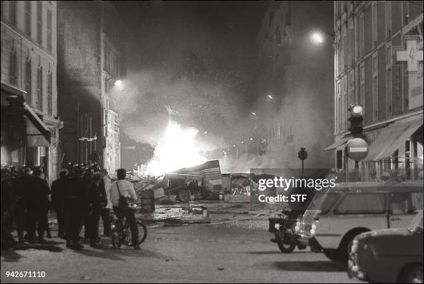 Une barricade brûle, le 12 juin 1968 au Quartier Latin à Paris, lors d'une violente manifestation qui a opposé des étudiants de l'UNEF et des...