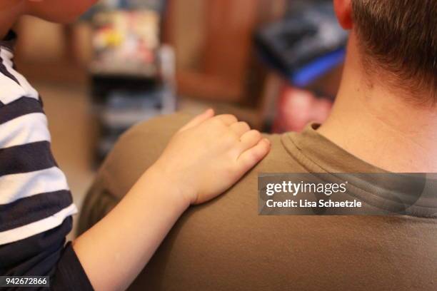 child puts a hand on dad's shoulder - man touching shoulder imagens e fotografias de stock