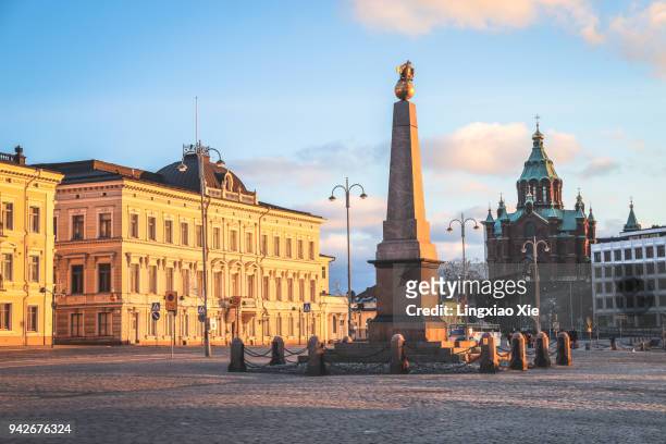 market square and obelisk monument at sunrise, helsinki, finland - market square stockfoto's en -beelden