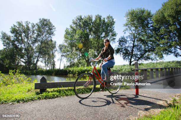 a young girl enjoying at bosbaan park in amsterdam - bosbaan photos et images de collection