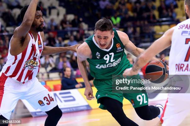 Edgaras Ulanovas, #92 of Zalgiris Kaunas competes with Hollis Thompson, #34 of Olympiacos Piraeus during the 2017/2018 Turkish Airlines EuroLeague...