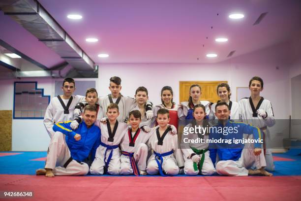 ligue de taekwondo - dojo photos et images de collection