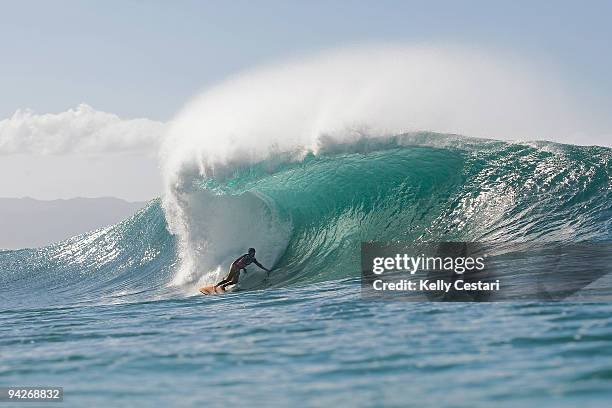 Liam McNamara advances into Round 3 of the Billabong Pipeline Masters by defeating Chris Davidson of Australia in Round 2 on December 10, 2009 at the...