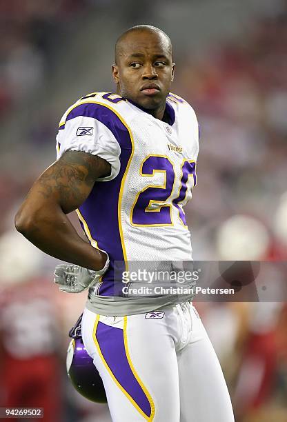 Safety Madieu Williams of the Minnesota Vikings warms up before the NFL game against the Arizona Cardinals at the Universtity of Phoenix Stadium on...