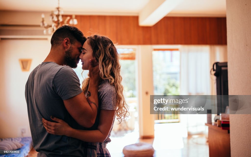 Romantische junge Hipster paar küssen