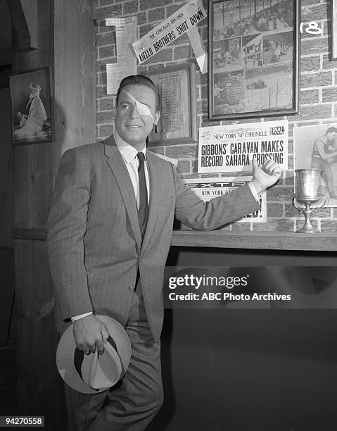 Floyd Gibbons helps Eliot Ness and his men find the killer of newspaper man Carlton Edwrads during "The Floyd Gibbons Story" which aired on December...