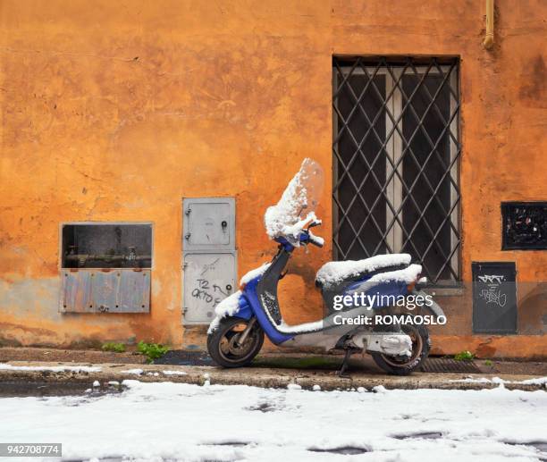 scooter cubierto de nieve, roma italia - yamaha corporation fotografías e imágenes de stock