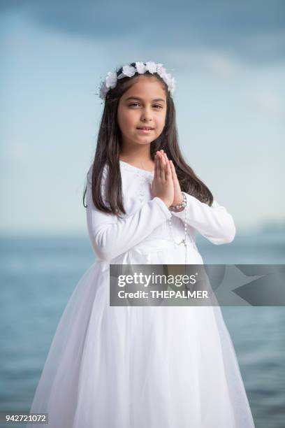 mädchen erste kommunion - kommunion stock-fotos und bilder