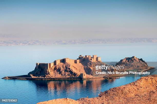 pharaoh’s island, taba, egypt. - conflict islands stock pictures, royalty-free photos & images