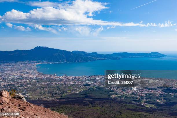 castellamare di stabia città con penisola sorrentina, italia - golfo di napoli foto e immagini stock