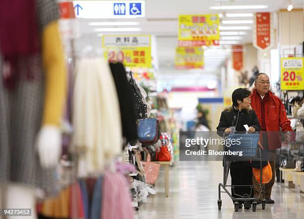 Couple shops at Seven & I Holdings Co.'s Ito-Yokado supermarket in Tokyo, Japan, on Friday, Dec. 11, 2009. Seven & I Holdings Co., owner of the...