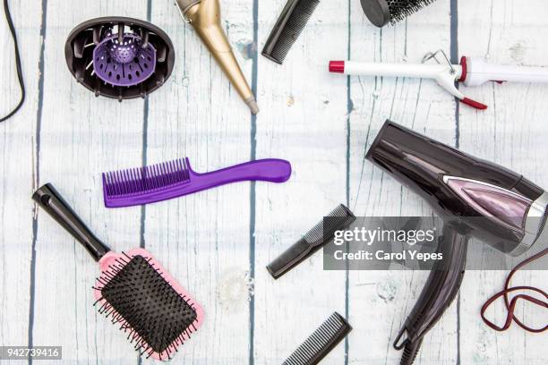 various hair styling devices on white background, top view - haar straighten stockfoto's en -beelden