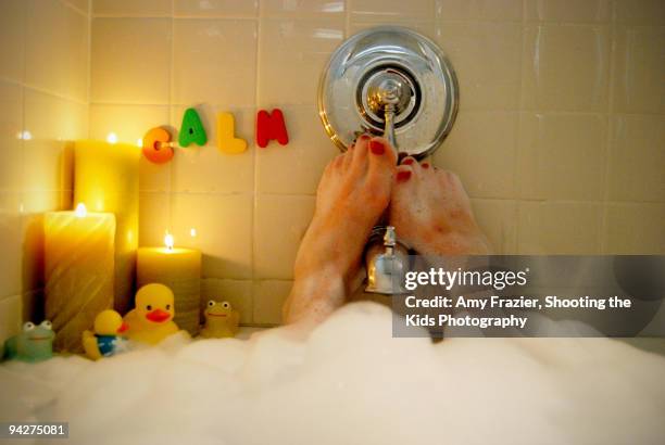 woman relaxing in a bubble bath - bubbelbad stockfoto's en -beelden