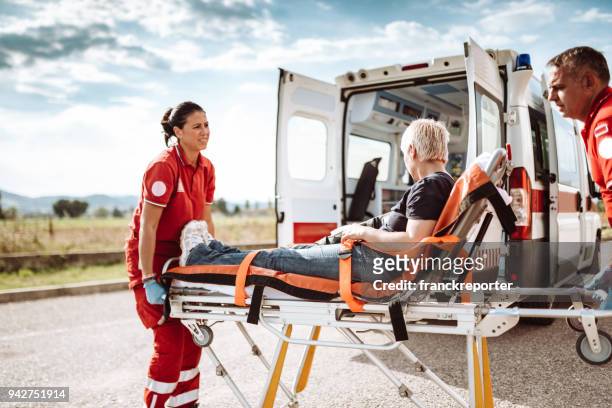 vrouw binnen de ambulance - medical ambulance female stockfoto's en -beelden