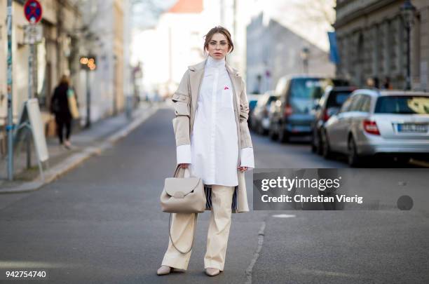 Masha Sedgwick wearing a beige trench coat Gestuz, a white button shirt Lala Berlin, vintage glasses, Polene hand bag, Agl pointed shoes, beige H&M...