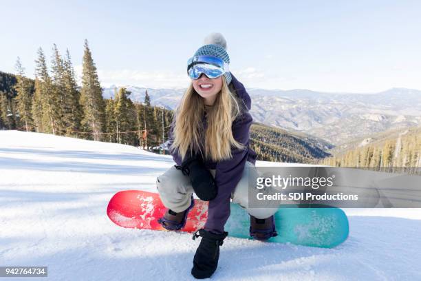 スノーボード競技の若い女性 - スキーパンツ ストックフォトと画像