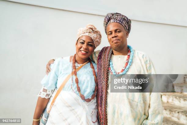 candomble mensen het dragen van traditionele kledij in salvador, bahia, brazilië - candomble stockfoto's en -beelden